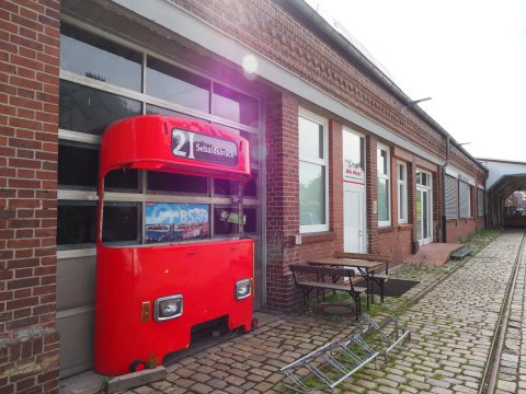 Der Eingangsbereich vom Straßenbahnmuseum in Sebaldsbrück mit der Front einer roten Straßenbahn